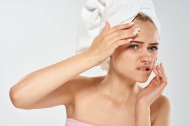 Kafasında havlu olan güzel bir kadın cilt sorunları dermatolojisi