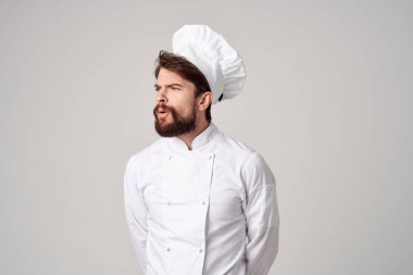 Sakallı adam üniformalı iş adamı mutfak malzemeleri stüdyo pozu veriyor.