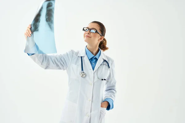 Kvinnlig läkare diagnostik patient skanna ljus bakgrund — Stockfoto