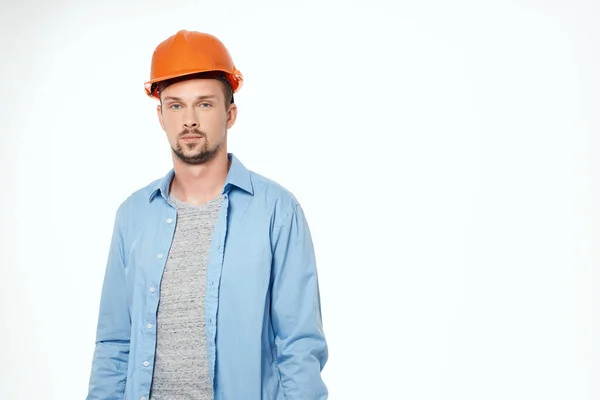 Muž v oranžové helmě ochrana pracovní profese — Stock fotografie