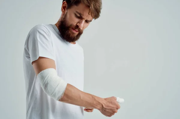 Hombre paciente mano lesión tratamiento salud problemas emociones luz fondo —  Fotos de Stock