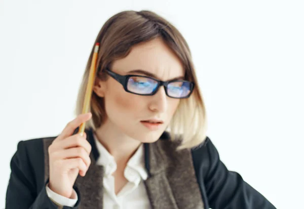 Elinde not defteri olan gözlüklü kadın ofis lambası arka planda. — Stok fotoğraf