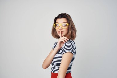 Sarı gözlüklü neşeli kadın yaz moda poz stüdyosu