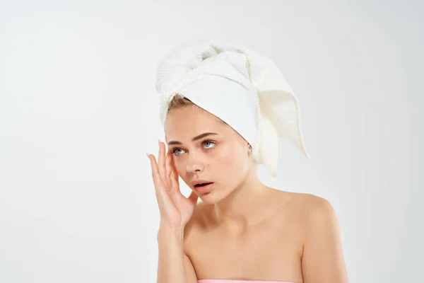 Wanita dengan handuk di kepala saya jerawat di wajah jerawat Studio close-up — Stok Foto