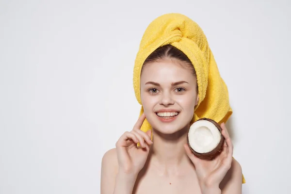 Kvinna med bara axlar håller kokos naturliga vitaminer — Stockfoto