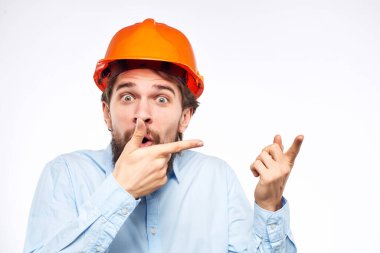 Sakallı adam elinde belgelerle koruyucu üniforma çiziyor.