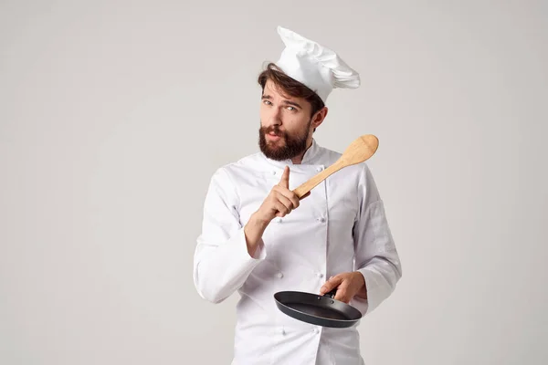 Chef di sesso maschile Padella in mano lavoro cucina in un ristorante — Foto Stock