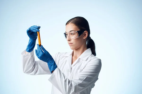 Laboratório assistente de soluções químicas biólogo pesquisa estudo isolado fundo — Fotografia de Stock