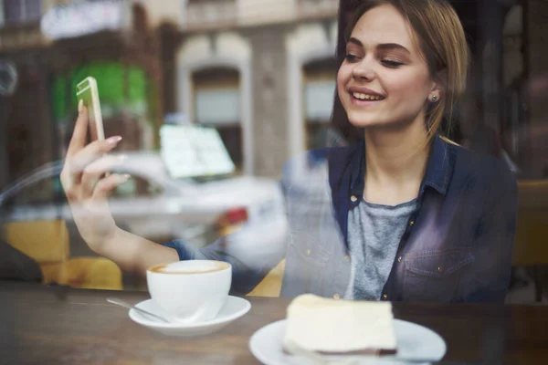 Hermosa mujer una taza de café en un café snack desayuno — Foto de Stock