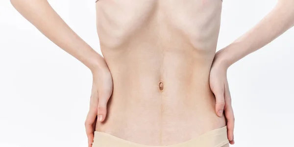 Femeie trage în burtă subțire talie slăbire dieta — Fotografie, imagine de stoc