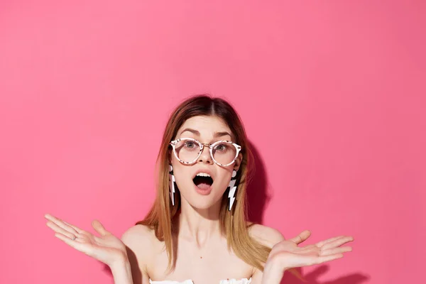 Gyönyörű nő szemüveges fülbevaló divat vágott kilátás — Stock Fotó