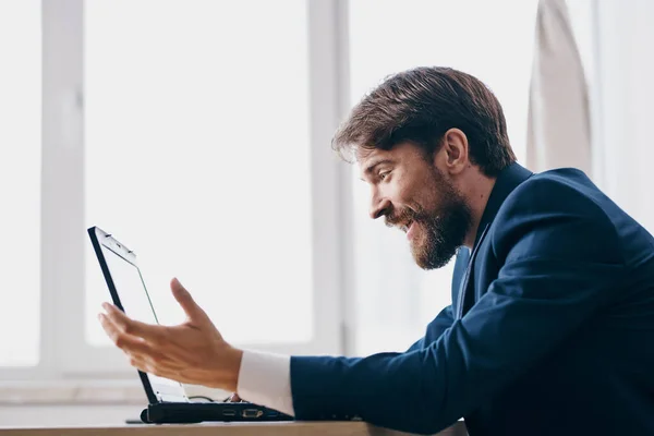 Gerente sentado em uma mesa na frente de um laptop tecnologias de rede de financiamento — Fotografia de Stock