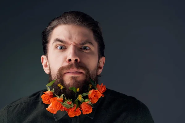Бородатый мужчина с цветами в бороде на изолированном заднем плане рубашки — стоковое фото