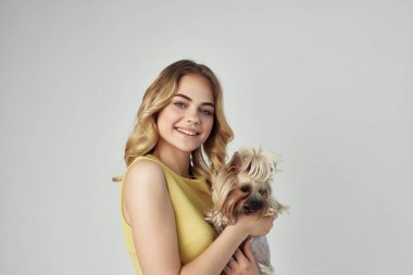 Güzel kadın evcil hayvan modadan soyutlanmış arka plan