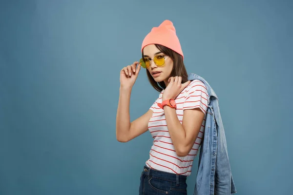 Mulher em t-shirt listrada vestindo chapéu rosa moda posando em estilo moderno — Fotografia de Stock