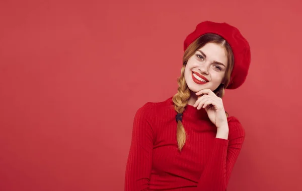Vacker kvinna med en röd mössa på huvudet glamour studio poserar — Stockfoto