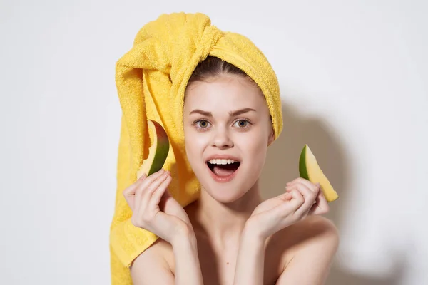 Perempuan dengan bahu telanjang Mango di tangan vitamin kesehatan kulit bersih — Stok Foto