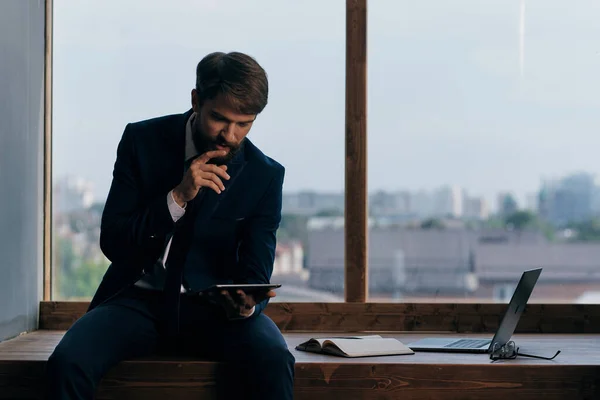 Entrepreneur près de la fenêtre avec une communication ordinateur portable — Photo