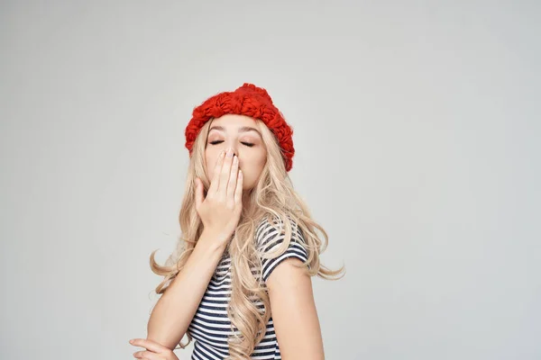 Bela mulher em roupas da moda Red Hat posando Studio — Fotografia de Stock
