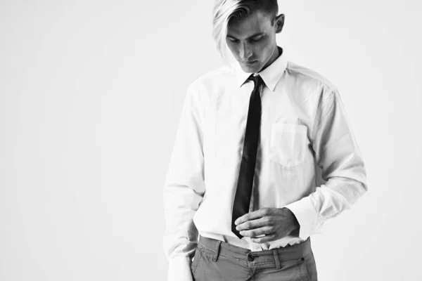 Retrato de um homem em uma camisa com um laço elegante penteado Studio — Fotografia de Stock