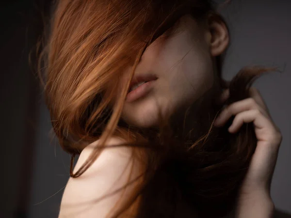 Mulher ruiva com ombros nus posando estúdio — Fotografia de Stock