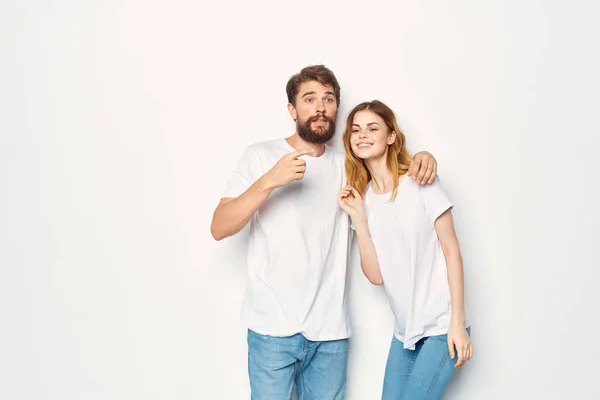 Allegro giovane coppia in bianco t-shirt abbracciare stile di vita amicizia — Foto Stock