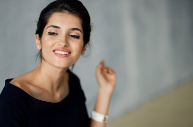 Siyah elbiseli neşeli kadın göz kamaştırıcı moda stüdyosu zarif tarzı