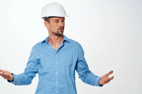 Construtor masculino em um capacete branco indústria da construção luz de fundo — Fotografia de Stock