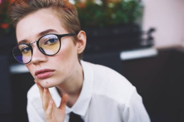 Bir yaz kafeteryasında dinlenme tesisinde kadın.