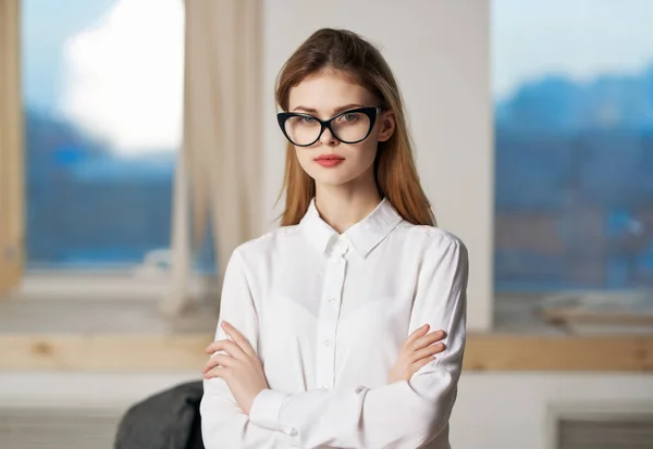 Donna in camicia bianca segretaria ufficio professionale lavoro — Foto Stock