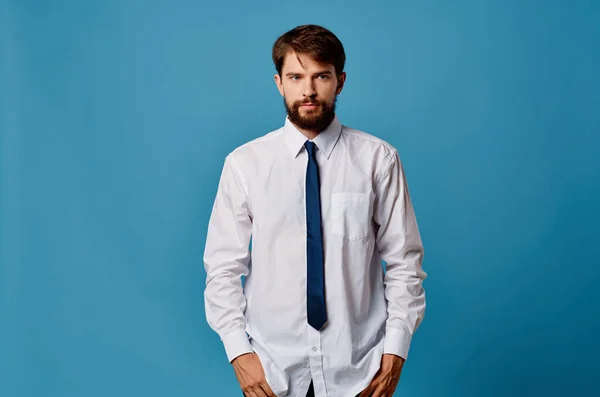 Homem de negócios camisa com gravata gerente de escritório fundo azul — Fotografia de Stock