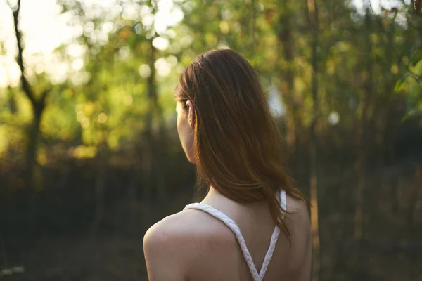 Mulher de vestido branco natureza andar floresta verão árvores — Fotografia de Stock