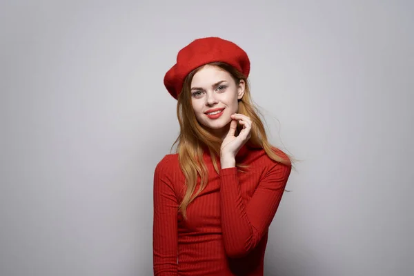 Mulher bonita em um estúdio de emoção de cosméticos camisola vermelha posando — Fotografia de Stock