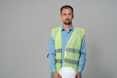 Beyaz kasklı bir adam güvenlik önlemi olarak izole edildi.