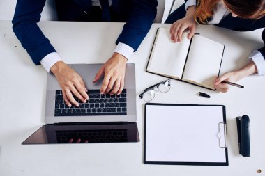 Yöneticiler dizüstü bilgisayar ve dokümanlar masa teknolojisinde