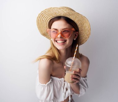 Çekici kadın. Moda şapkası arka planı.