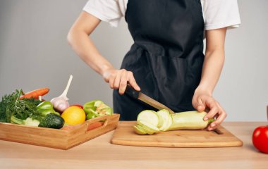Önlüklü kadın sebze kesiyor sağlıklı gıda yaşam tarzı