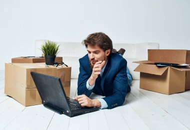 İşadamı ofisi, kutuları taşıyor.