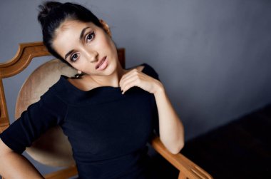 Esmer model çekici görünüş dekorasyon gülümseme yaşam tarzı stüdyosu