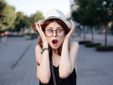 Yazın açık havada poz veren şapkalı güzel kadın.