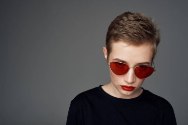 Güzel kadın kısa saç kesimi Kırmızı dudaklar koyu arkaplan