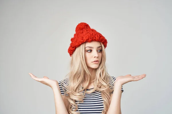 Hermosa mujer en ropa de moda Sombrero Rojo luz fondo Estilo de vida —  Fotos de Stock