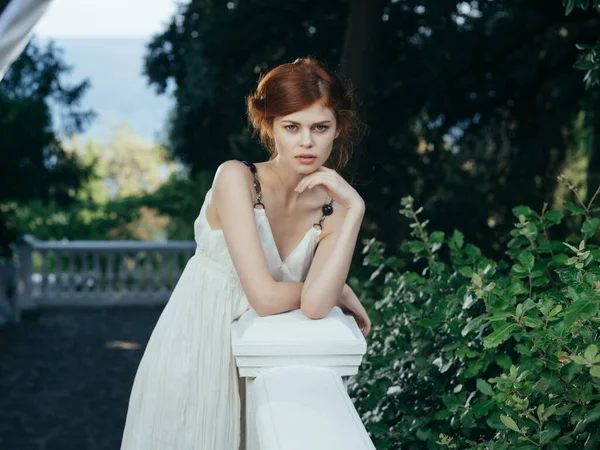 Mujer en vestido blanco princesa griega en el parque natural — Foto de Stock