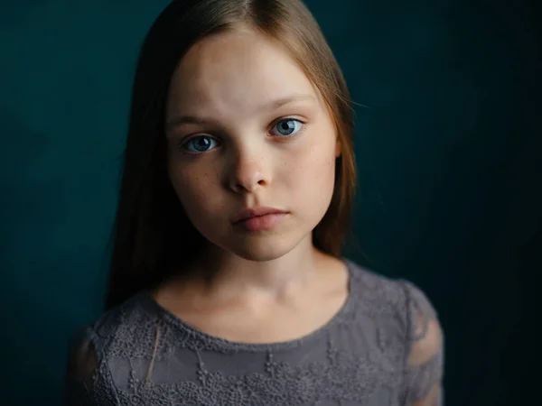 Petite fille studio fond vert basant émotions — Photo