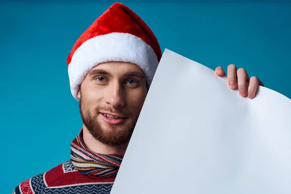 Vrolijke man in een kerst wit mockup poster studio poseren — Stockfoto