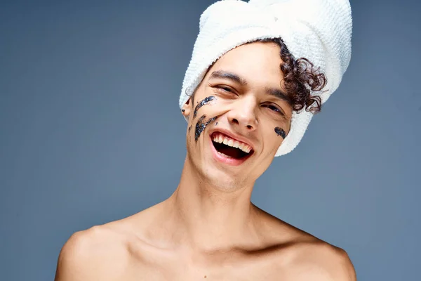 Uomo con spalle nude cosmetici cura della pelle sfondo blu — Foto Stock