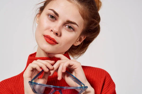 Retrato de uma mulher em uma camisola vermelha Lifestyle Estúdio modelo divertido — Fotografia de Stock