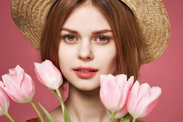 Mulher com buquê de flores atraente glamour olhar presente rosa fundo — Fotografia de Stock