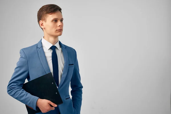 Pria bisnis tampan dalam setelan jas dengan dokumen di tangan manajer studio — Stok Foto