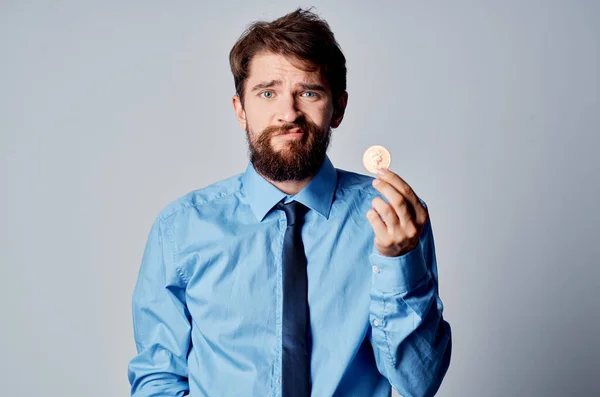 Άνθρωπος σε ένα πουκάμισο με ισοπαλία συναισθήματα cryptocurrency χρηματοδότηση ηλεκτρονικό πορτοφόλι — Φωτογραφία Αρχείου